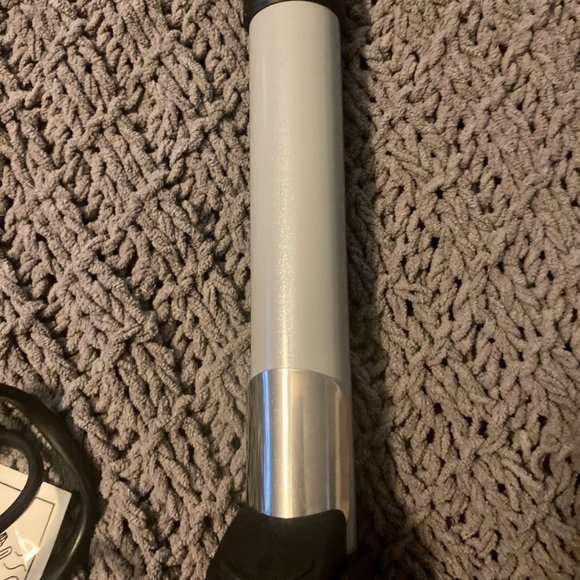 Beachwaver S1 Dual Voltage Ceramic Rotating Curling Iron - Picture 4 of 5